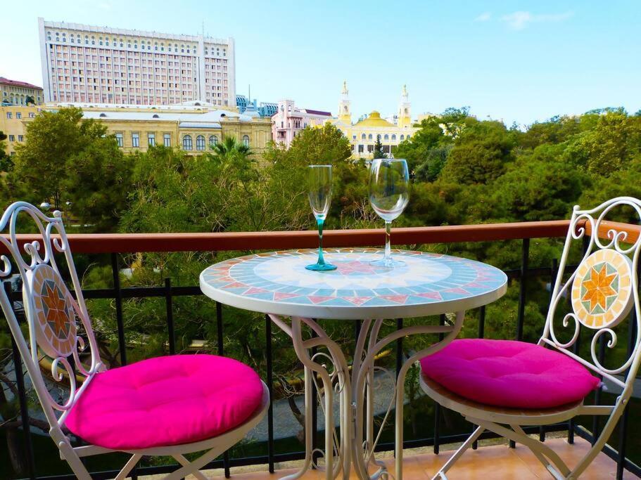Live-Inn Stunning Apartment On Azneft Sq With President Palace & Old City Views Baku Exterior foto