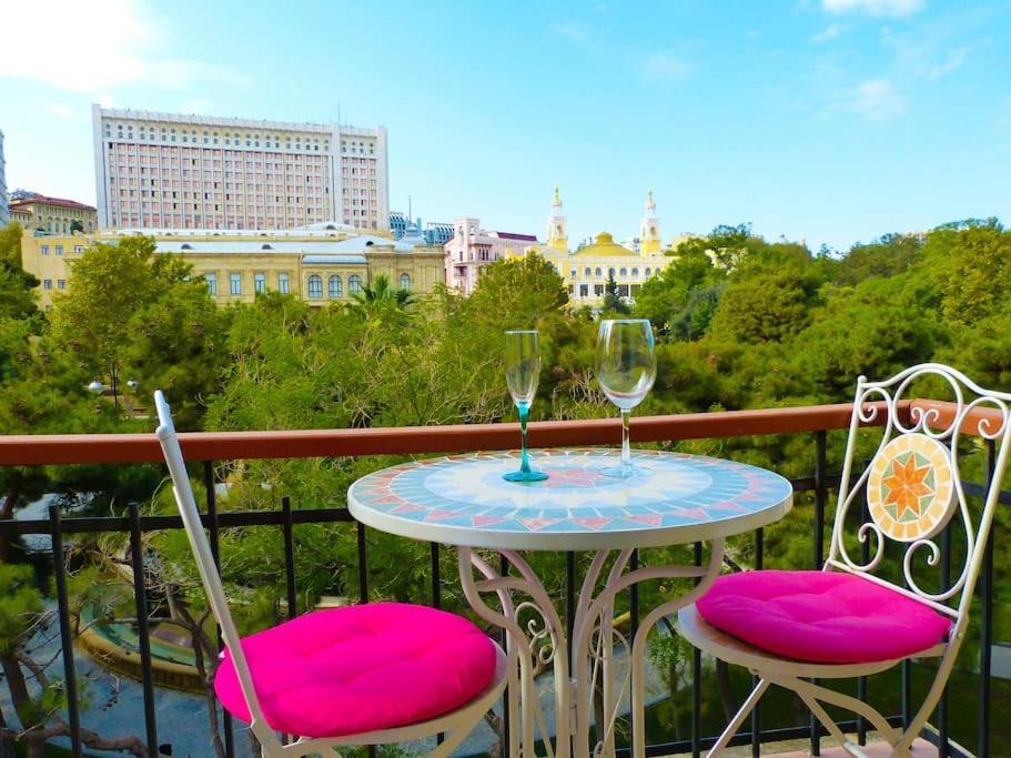 Live-Inn Stunning Apartment On Azneft Sq With President Palace & Old City Views Baku Exterior foto