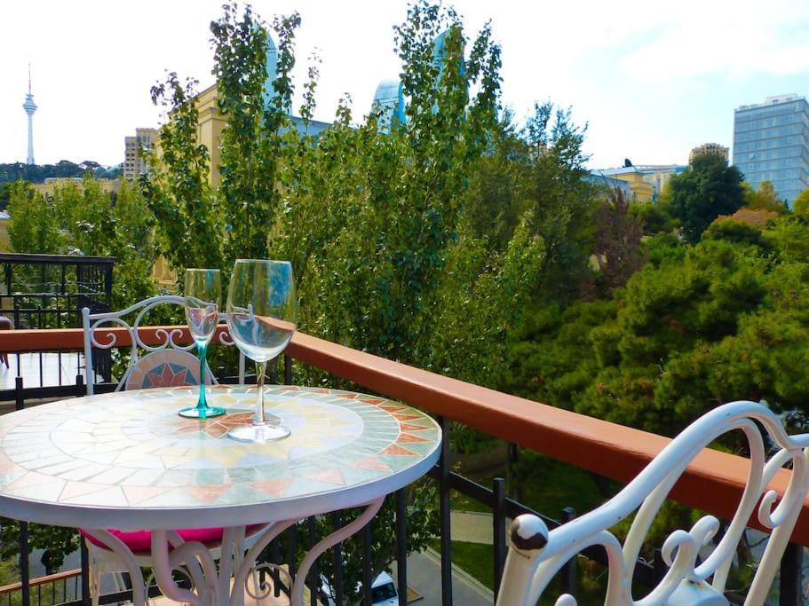 Live-Inn Stunning Apartment On Azneft Sq With President Palace & Old City Views Baku Exterior foto