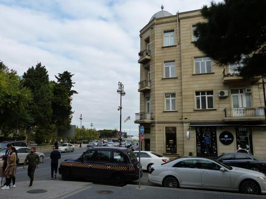 Live-Inn Stunning Apartment On Azneft Sq With President Palace & Old City Views Baku Exterior foto