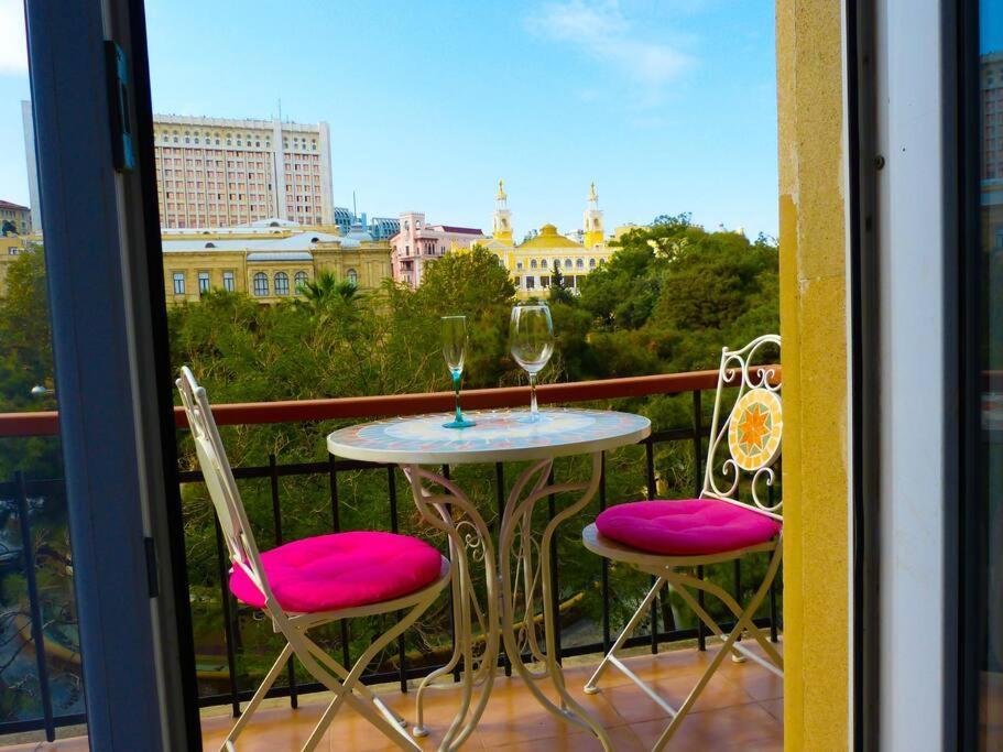 Live-Inn Stunning Apartment On Azneft Sq With President Palace & Old City Views Baku Exterior foto