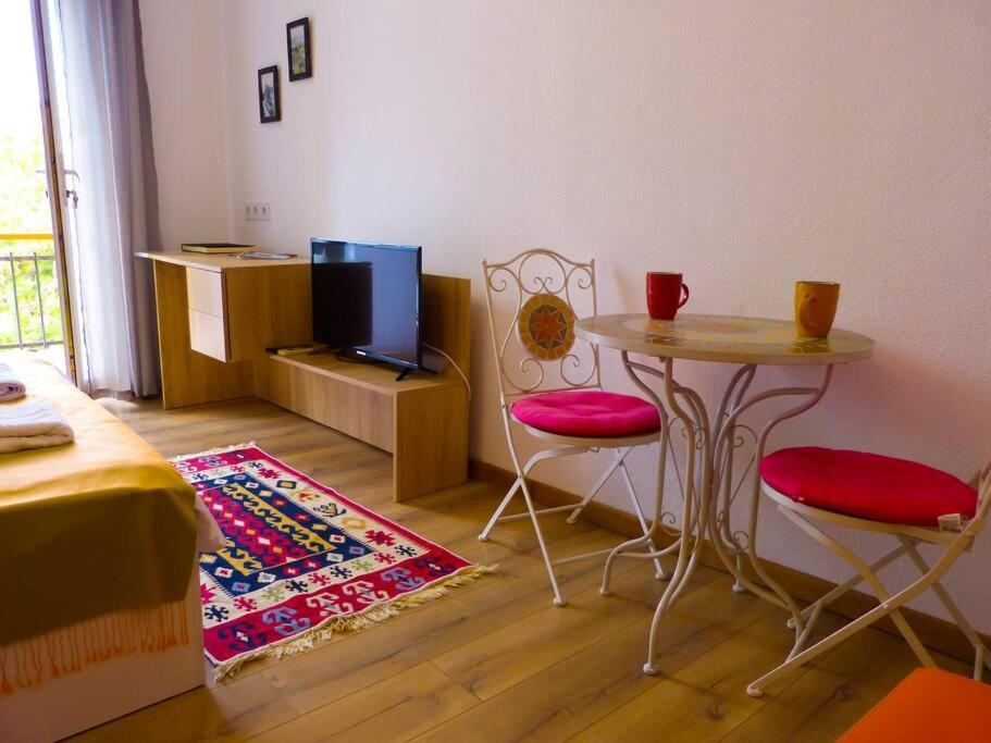 Live-Inn Stunning Apartment On Azneft Sq With President Palace & Old City Views Baku Exterior foto